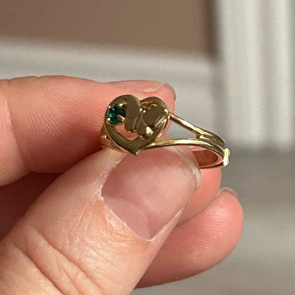 4/$50 Elegant Gold Heart Ring with Green Gemstone size 5 1/2 🦋 - Picture 5 of 8